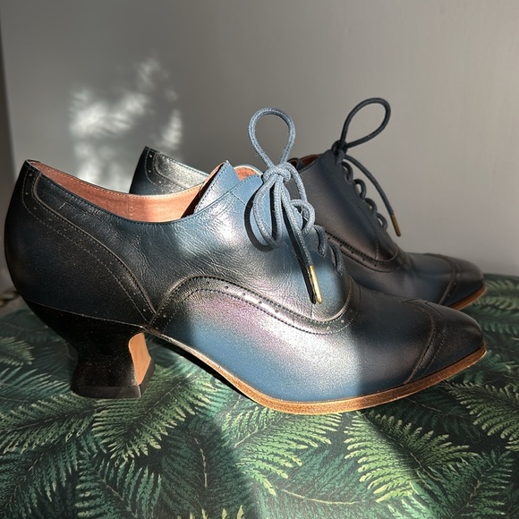 The Londoner by American Duchess oxford leather shoe. Size 7 Navy. Barely worn. - Picture 5 of 8